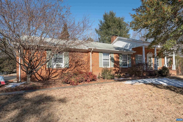 view of front of house featuring a front lawn