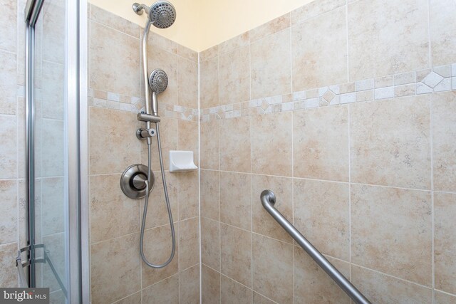 details featuring tiled shower