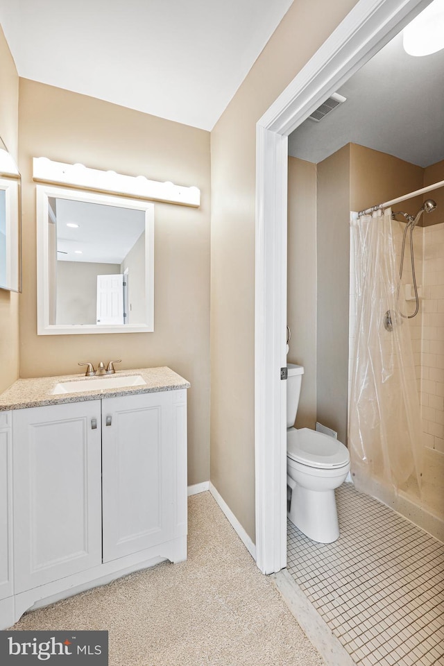 bathroom featuring a shower with curtain, vanity, and toilet