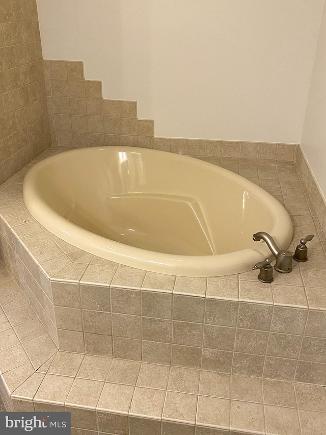 bathroom featuring tiled tub