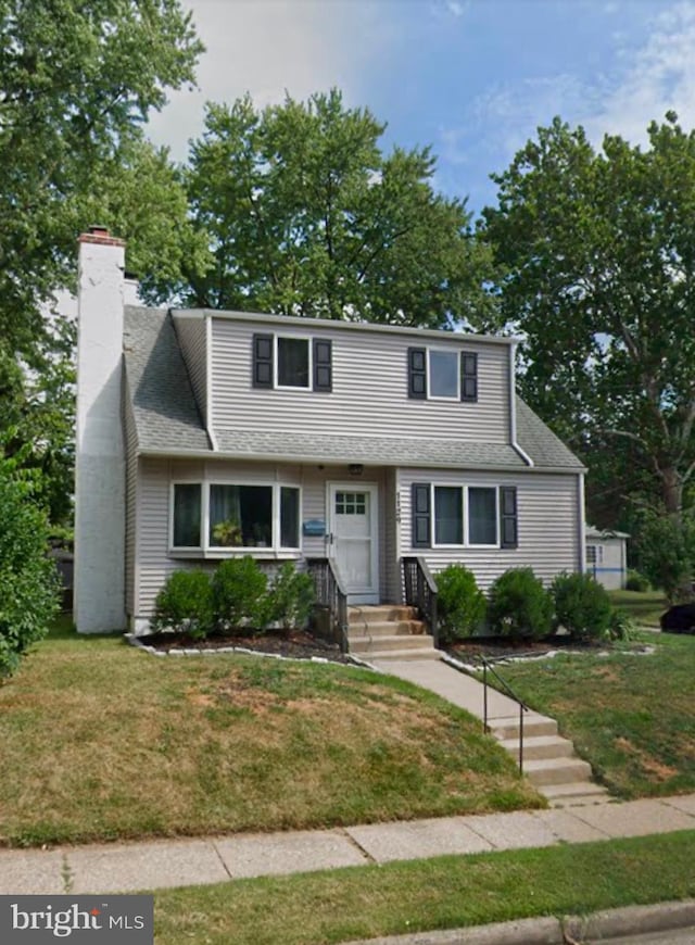 view of front facade with a front yard