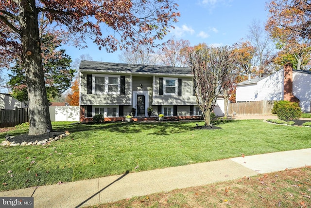 bi-level home featuring a front lawn