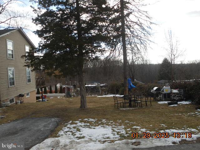 view of yard layered in snow