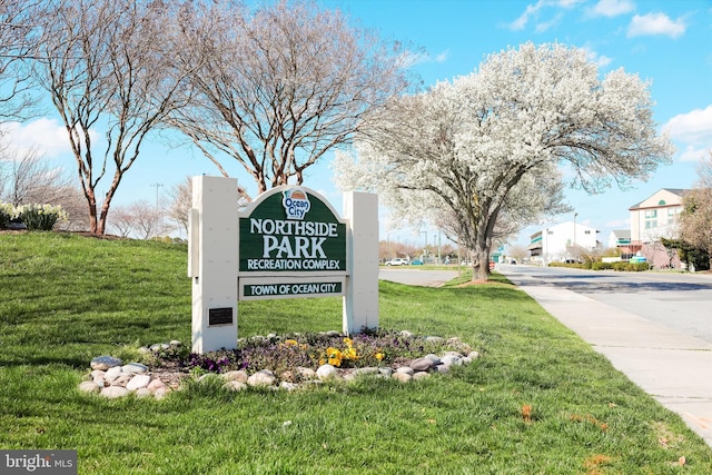 community sign with a yard