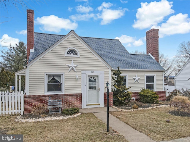 view of front facade featuring a front lawn