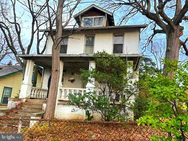 view of front of property featuring covered porch