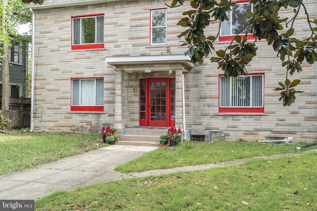 view of front of property featuring a front yard