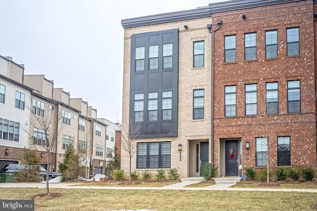 view of front of property featuring a front lawn