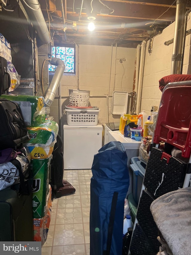 washroom with washing machine and dryer