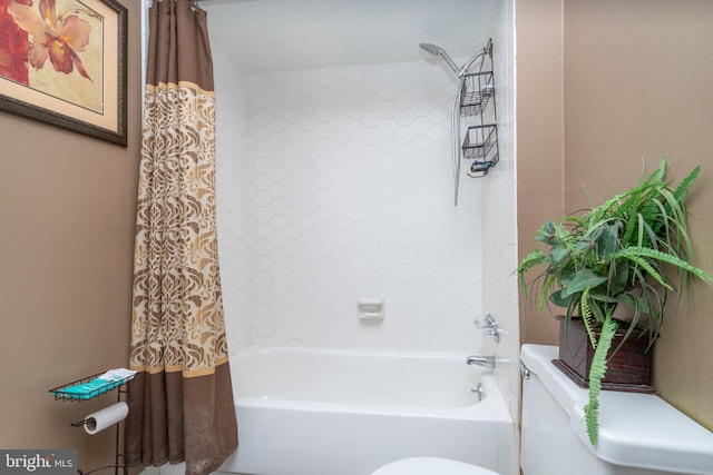 bathroom featuring toilet and shower / tub combo