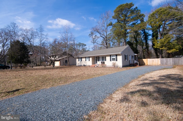 ranch-style home featuring a front lawn