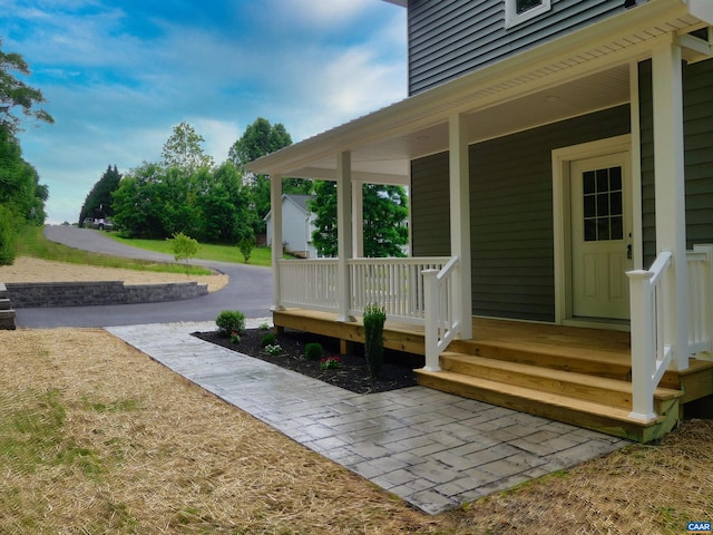 property entrance featuring a porch