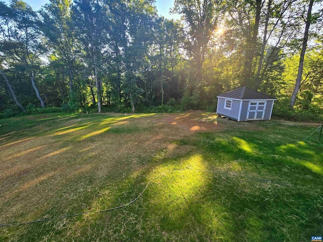 view of yard featuring a storage shed