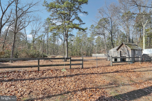 view of yard with an outdoor structure