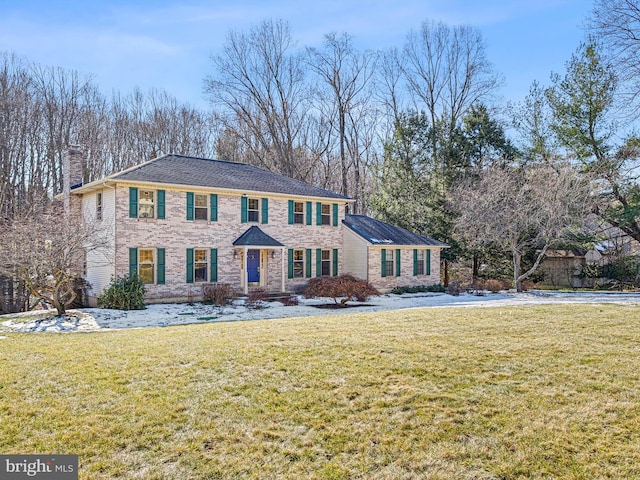 view of front of property featuring a front yard