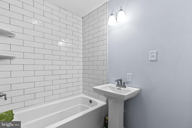 bathroom with tiled shower / bath combo