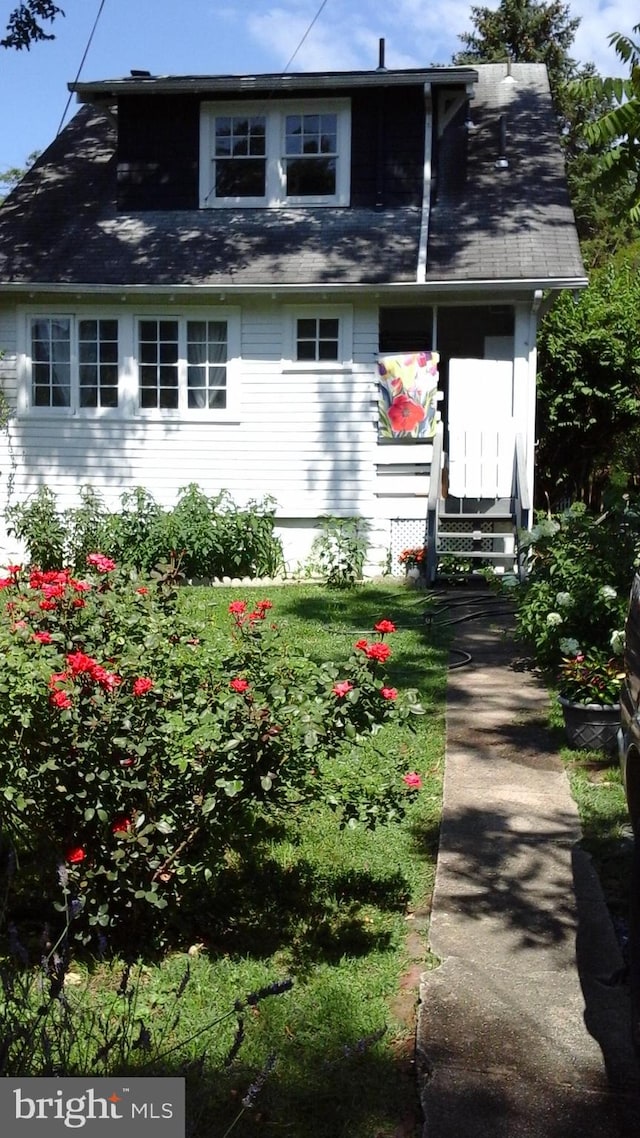 view of front of property featuring entry steps