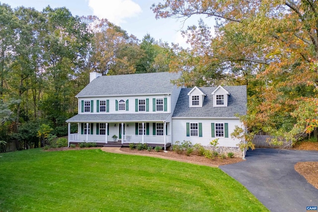 view of front of property featuring a front lawn and a porch