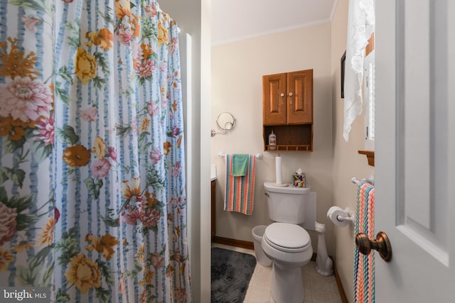 full bath with a shower with curtain, baseboards, ornamental molding, tile patterned floors, and toilet