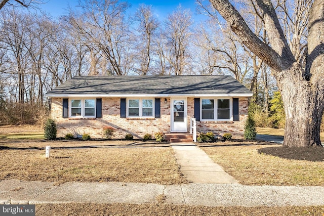 ranch-style house featuring a front yard