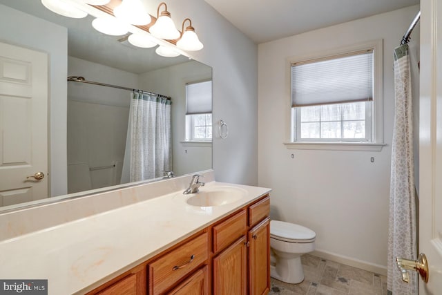 bathroom featuring vanity, a shower with shower curtain, toilet, and an inviting chandelier