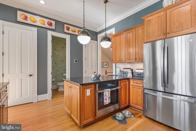 kitchen with decorative light fixtures, sink, stainless steel appliances, crown molding, and light hardwood / wood-style flooring