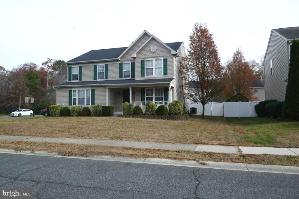 view of front of home featuring a front lawn