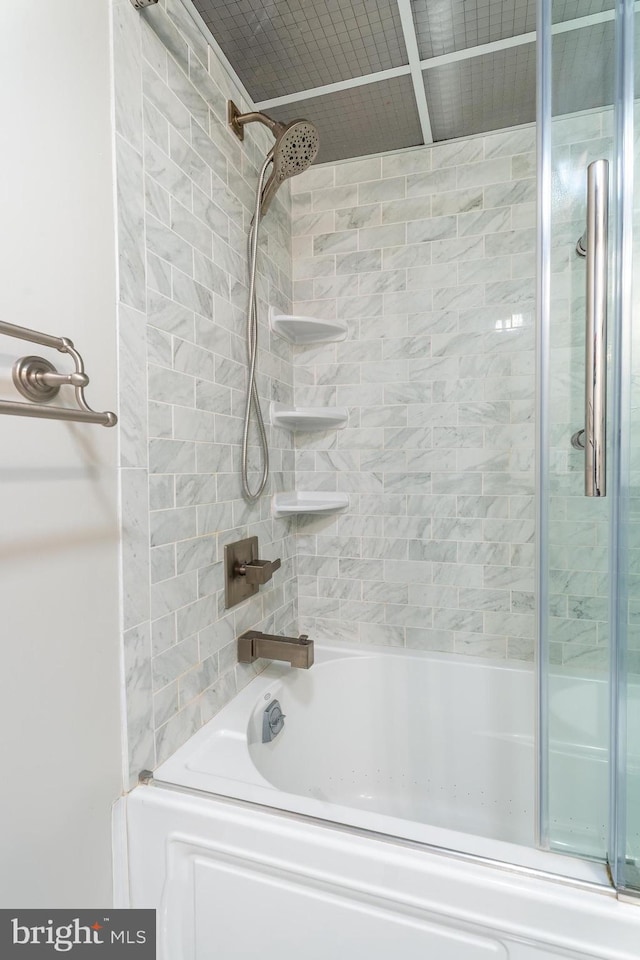 bathroom featuring tiled shower / bath