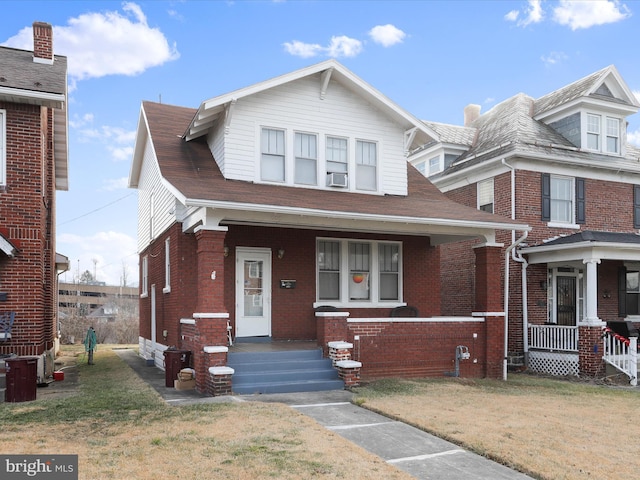 view of front of property featuring a front yard and a porch