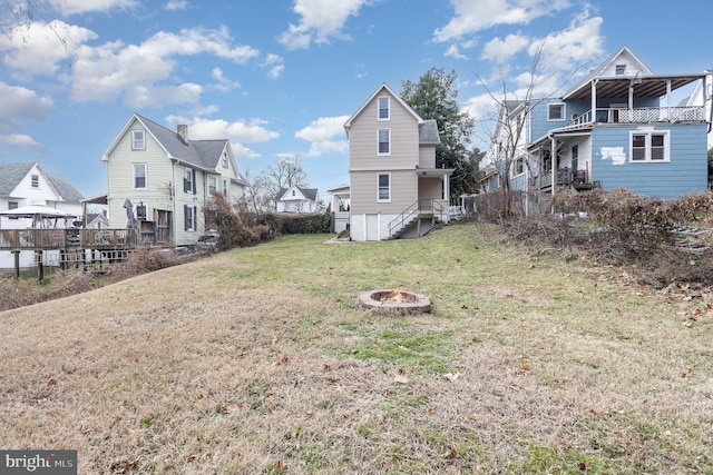 view of yard featuring an outdoor fire pit