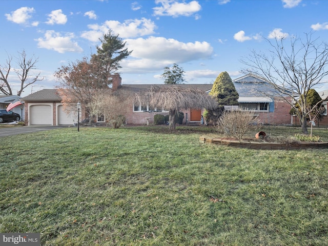 view of front facade with a garage and a front yard