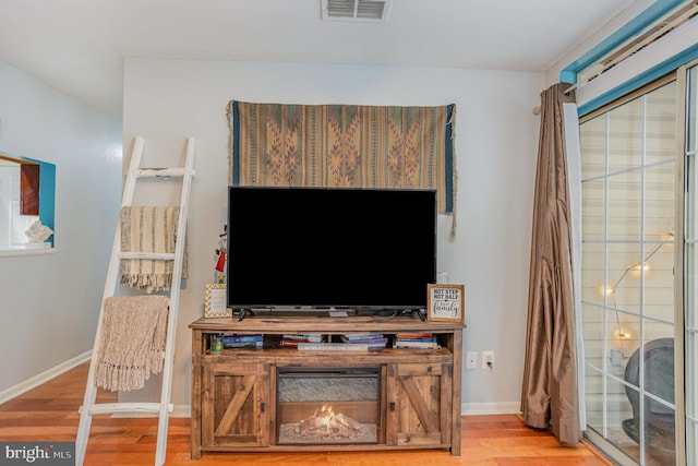 details featuring hardwood / wood-style flooring