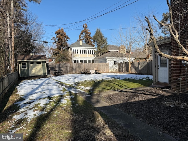 view of yard with a storage unit