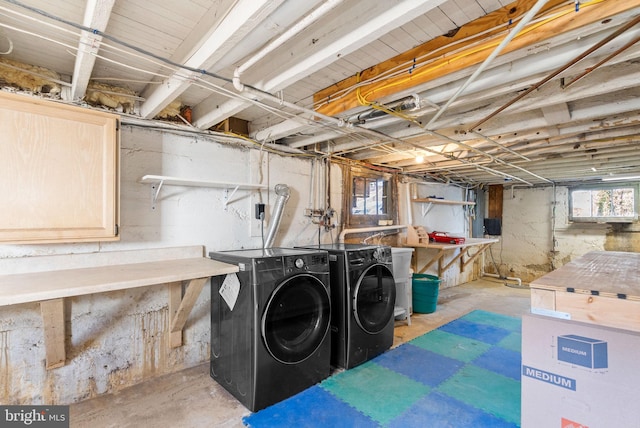 laundry room featuring washer and clothes dryer and a workshop area