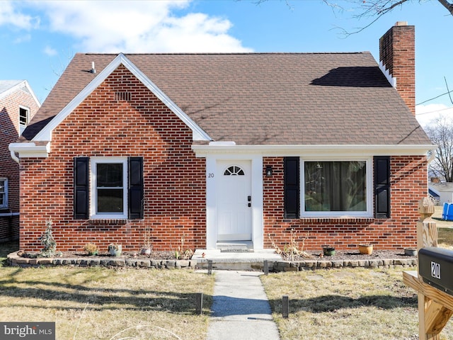 view of front of property featuring a front lawn