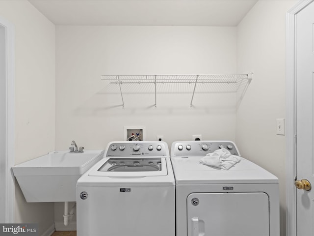 laundry room with sink and independent washer and dryer