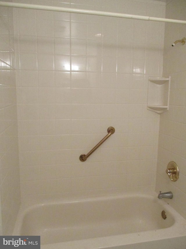 bathroom featuring tiled shower / bath