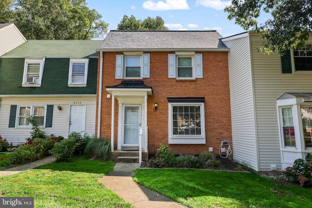 townhome / multi-family property featuring a front yard