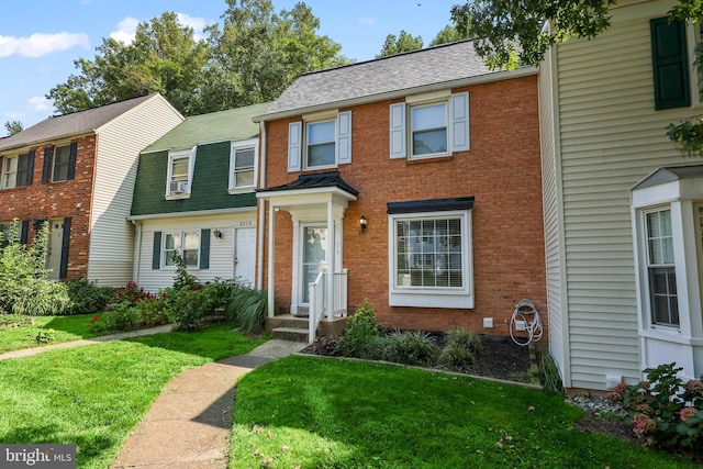 view of front of property featuring a front yard