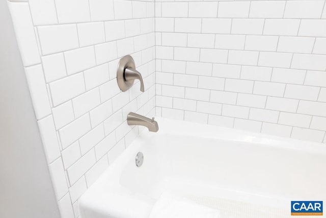 details featuring tiled shower / bath combo