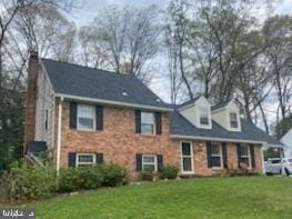 view of front of property featuring a front yard