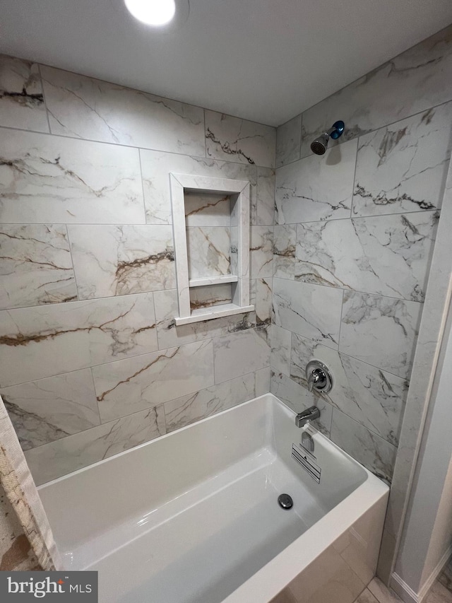 bathroom with tiled shower / bath combo