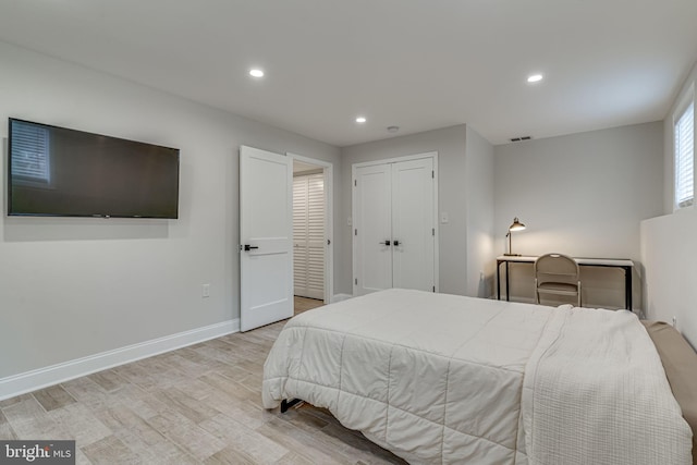 bedroom featuring recessed lighting, visible vents, light wood-style flooring, and baseboards