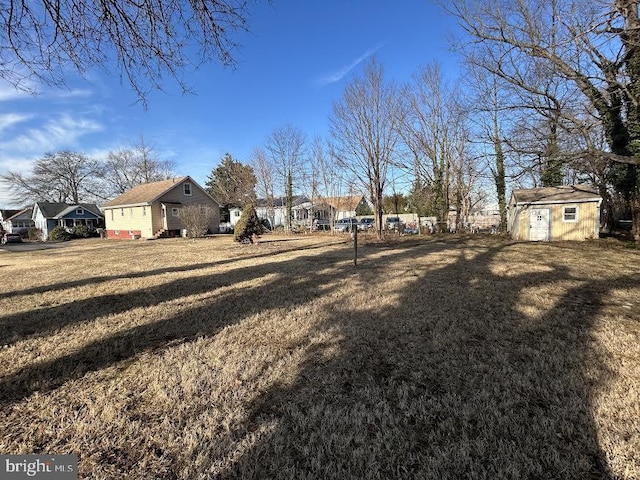 view of yard featuring a storage unit