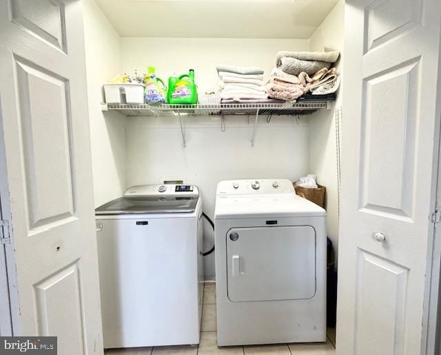 washroom featuring light tile patterned floors and independent washer and dryer