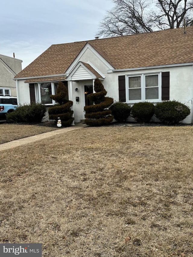 view of front of home featuring a front yard