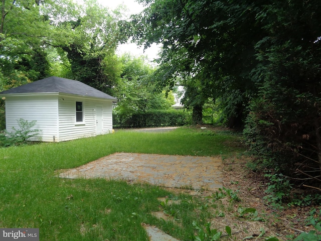 view of yard with an outdoor structure