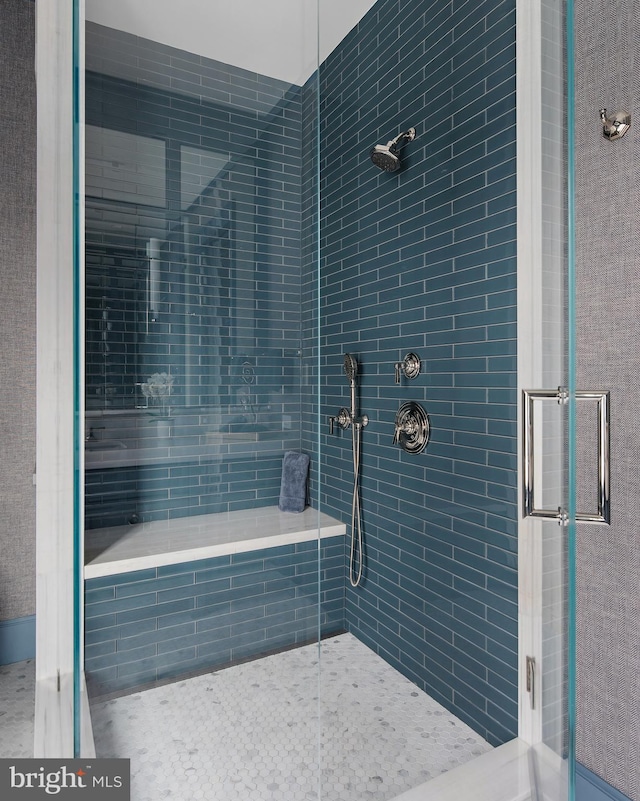 bathroom featuring tiled shower