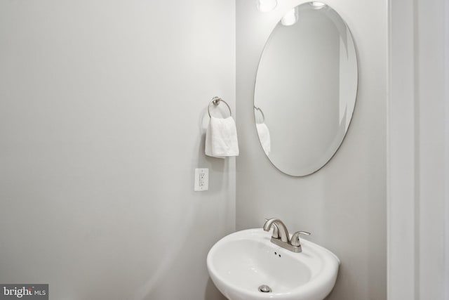 bathroom featuring sink