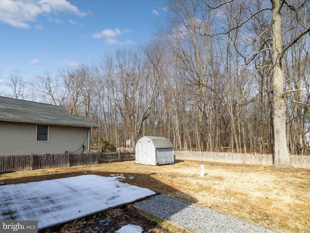 view of yard featuring a storage unit